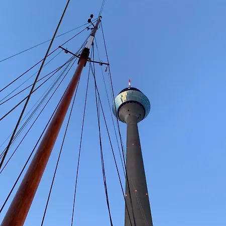 Schiff Voorwaarts Im Hafen Von *