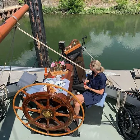 Schiff Voorwaarts Im Hafen Von * Dusseldorf