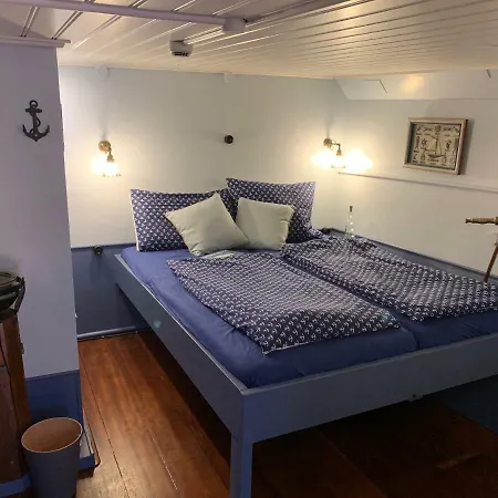 Schiff Voorwaarts Im Hafen Von Botel
