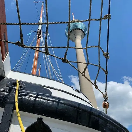 Schiff Voorwaarts Im Hafen Von Botel Dusseldorf
