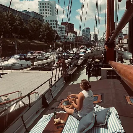 Schiff Voorwaarts Im Hafen Von Botel Dusseldorf