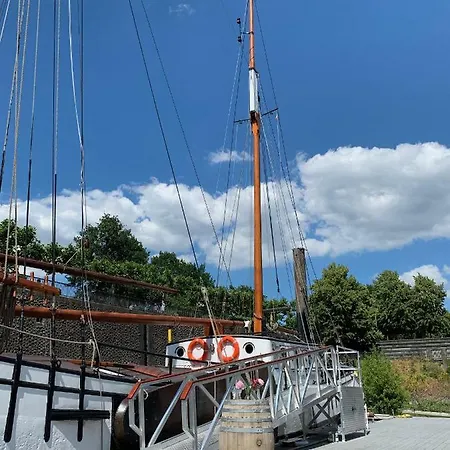 Schiff Voorwaarts Im Hafen Von * Düsseldorf