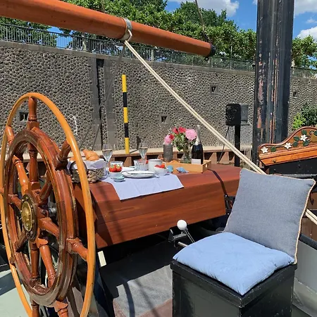 Schiff Voorwaarts Im Hafen Von Düsseldorf