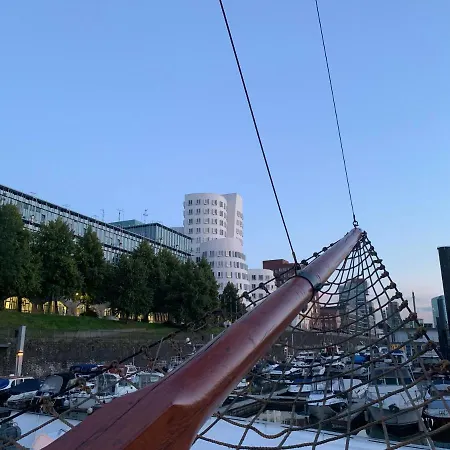 Schiff Voorwaarts Im Hafen Von Düsseldorf