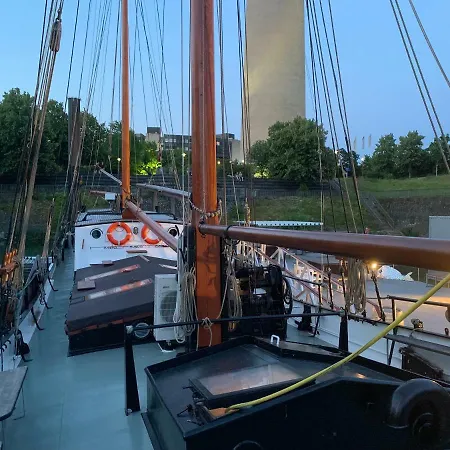 Botel Schiff Voorwaarts Im Hafen Von Düsseldorf
