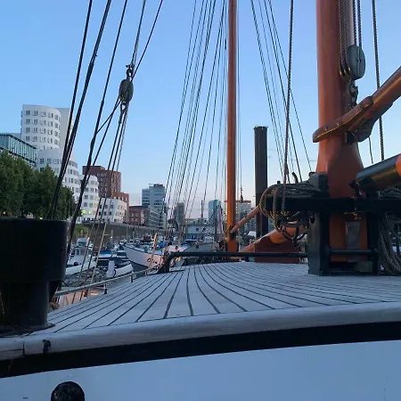 Schiff Voorwaarts Im Hafen Von *